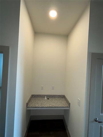 Building Photo - 2036 Oak Grove Ln