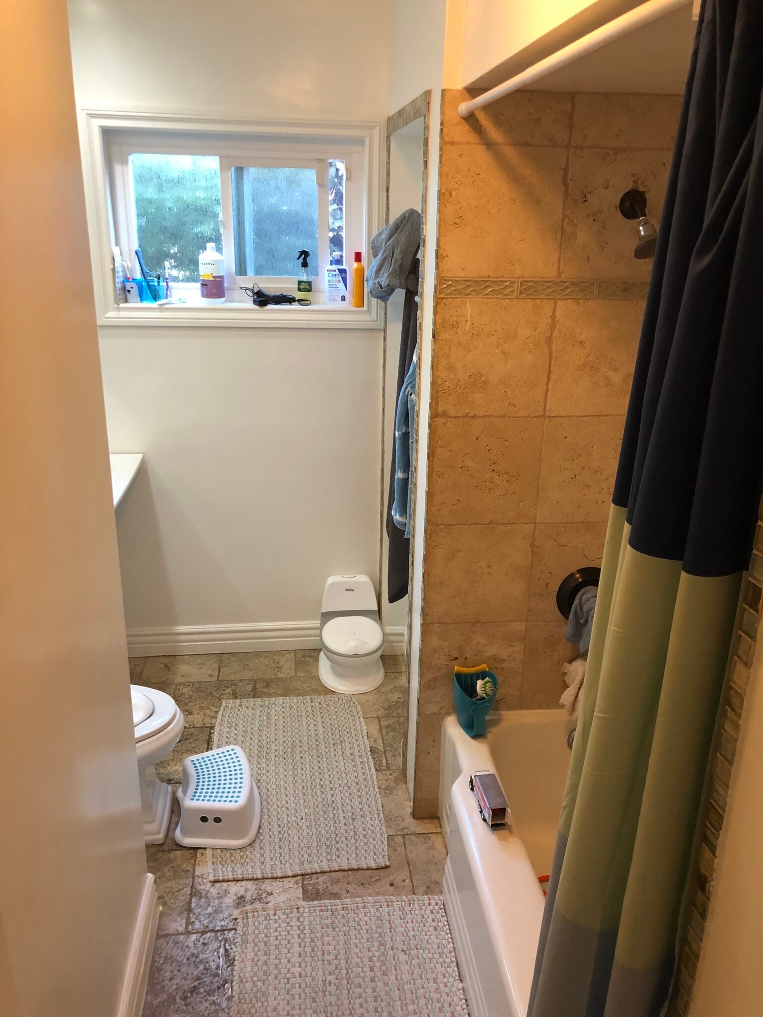 Hallway Bathroom - 5507 Noble Ave