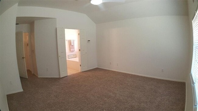 Building Photo - 2100 Silver Fox Dr