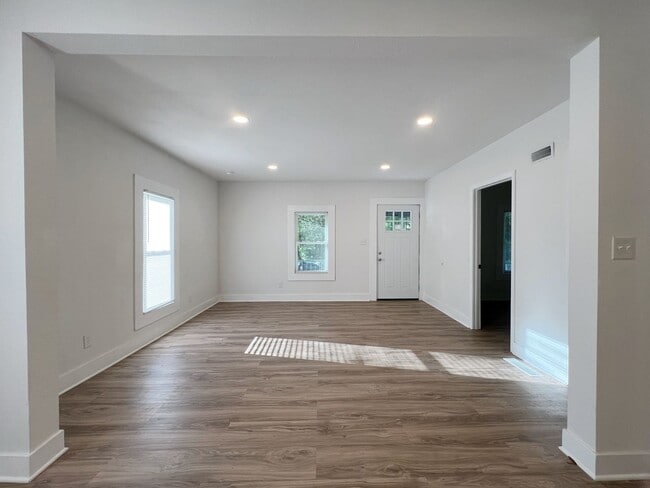 Building Photo - SEE IT NOW: Cozy 4-Bedroom Home in Kansas ...