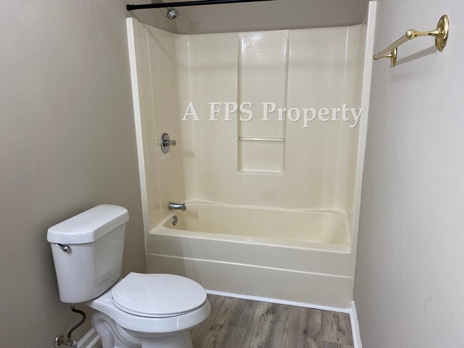 Building Photo - 184 Pine St SW