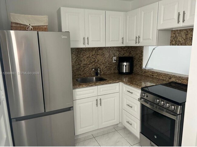 Building Photo - 2851 Leonard Dr