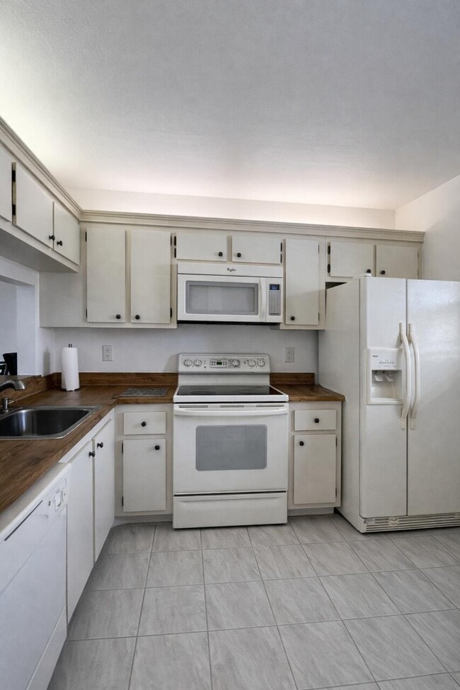 Building Photo - 7118 Golf Colony Ct