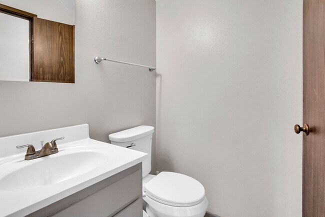 Building Photo - Great three bedroom townhome in UTC!  Avai...