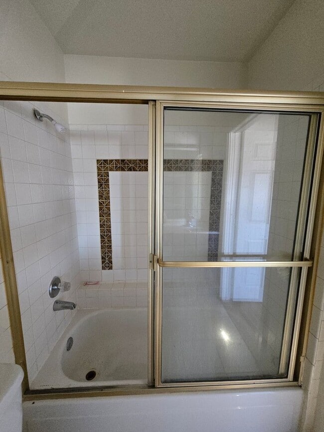 Building Photo - A nice & cozy 1-bedroom, 1-bathroom upstairs condo