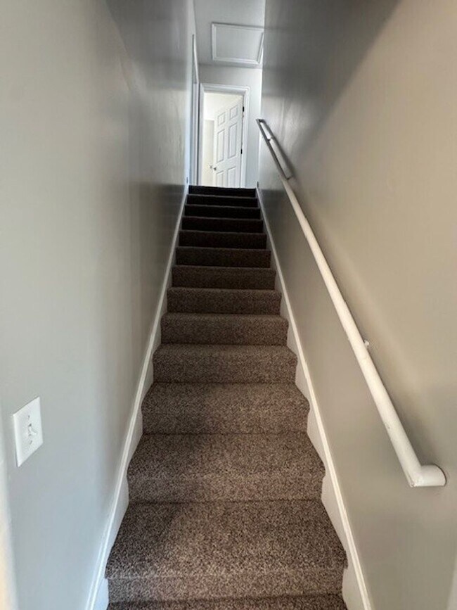 Building Photo - Sunshine & Savings: 2 Weeks Rent Free & $1...