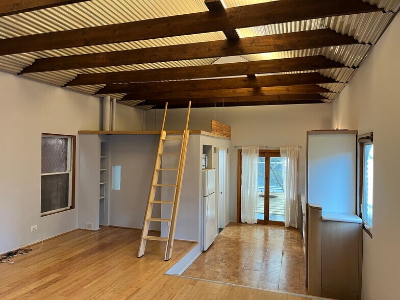 Building Photo - 2622 N Burling St