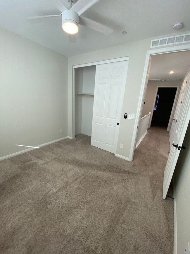 Building Photo - AMERICANA Property Mgmt - 3beds - 2 1/2baths Newly Townhouse in Henderson.