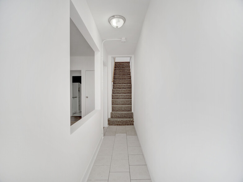 Hallway - 204 Montrose Ave