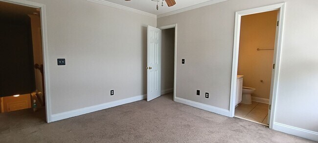 Building Photo - Lovely Townhome in Southeast Columbia