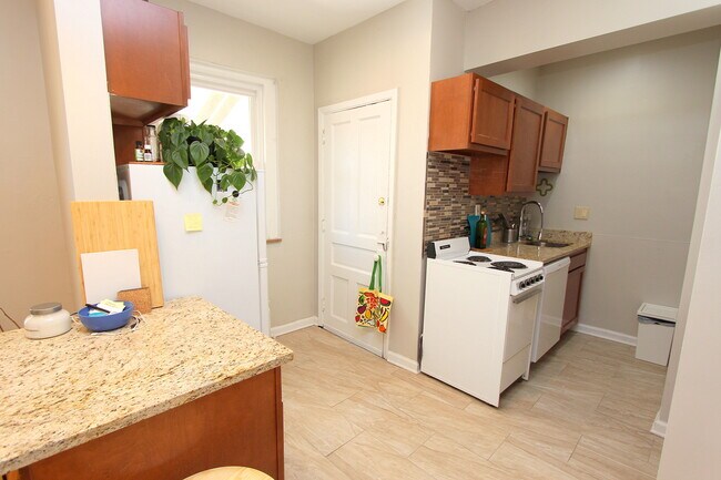 Building Photo - HIGHLAND MANOR APARTMENTS -- 020