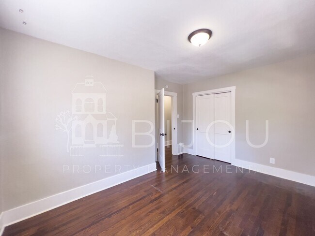 Building Photo - Downtown Bungalow with Large backyard