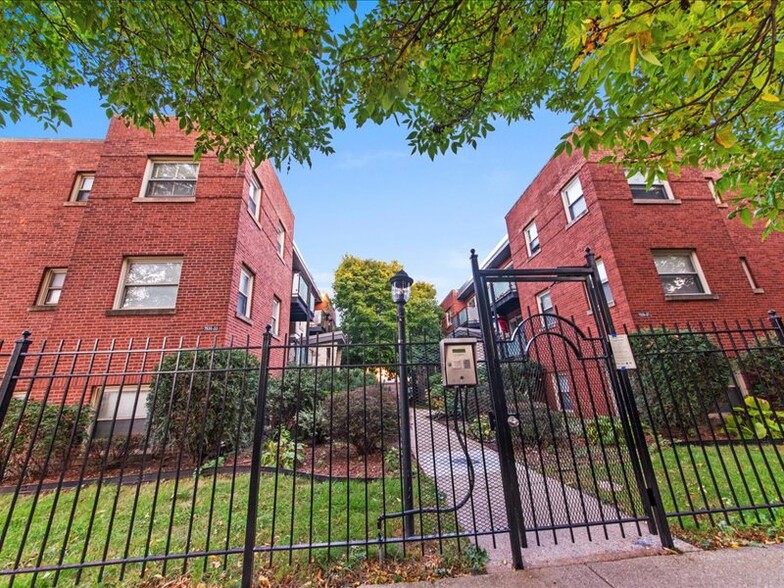 Building Photo - 7527 N Damen Ave
