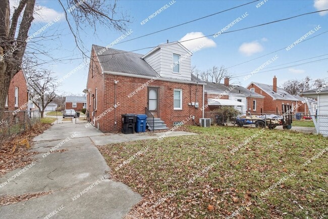 Building Photo - Lovely 3-Bedroom, 1.5-Bathroom Brick Bungalow for Rent in Redford Twp.!