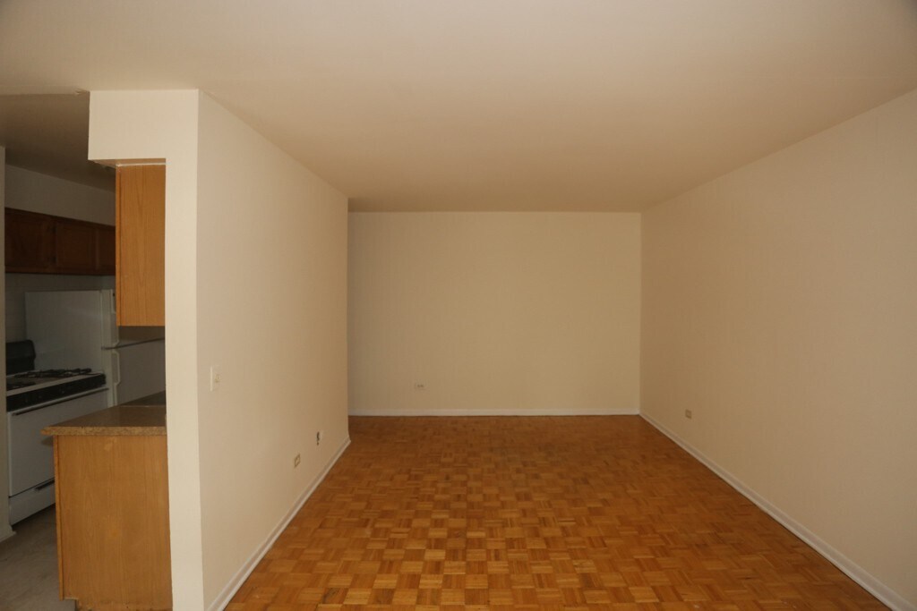 Building Photo - 513 W Briar Pl