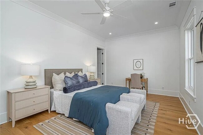 Building Photo - 304 W 38th St