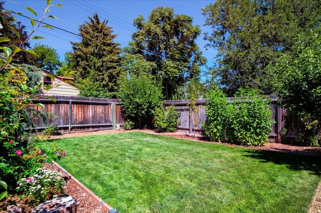 Building Photo - 2 Bedroom Cottage in the North End with to...