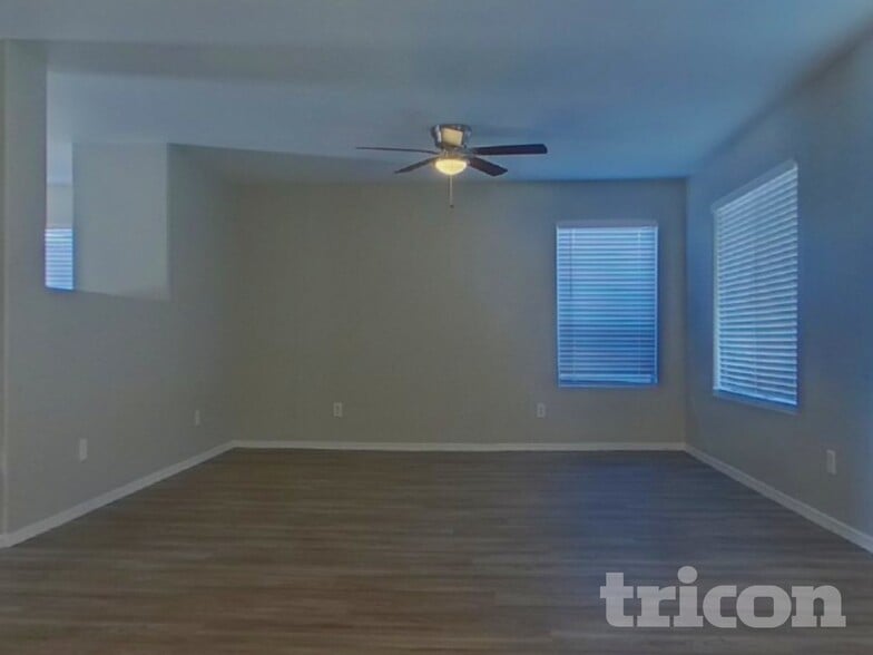 Building Photo - 11218 W Elm Ln