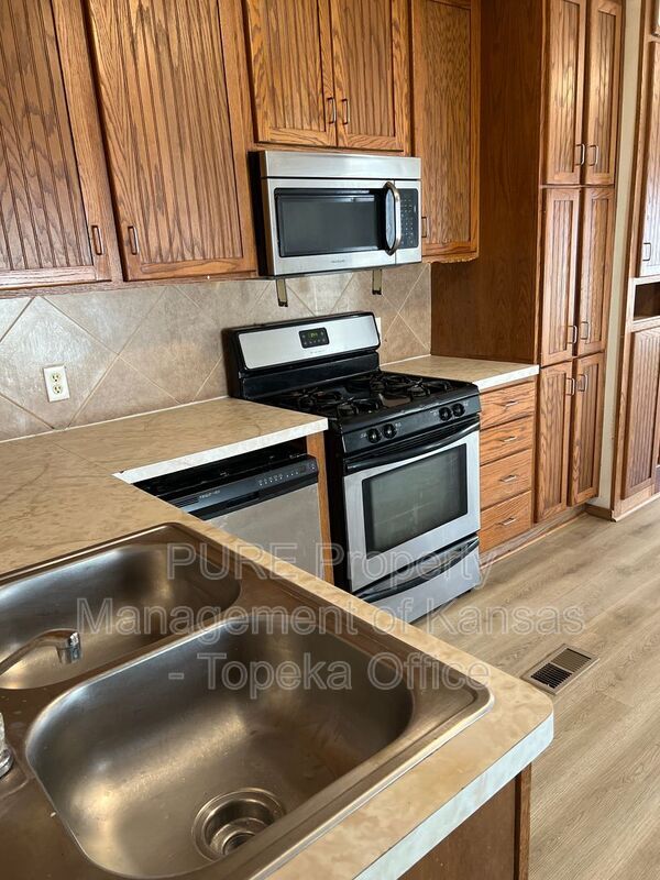 Building Photo - 430 NE Lime St