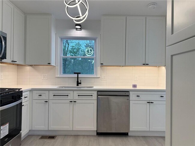 Building Photo - 3663 Heatherwood Dr NE