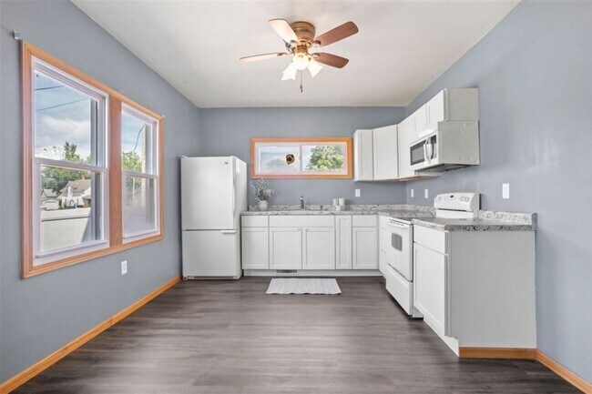 Building Photo - $1350 | 3 Bedroom 2 Bath | Fenced in backyard | Central A/C | Pet Friendly