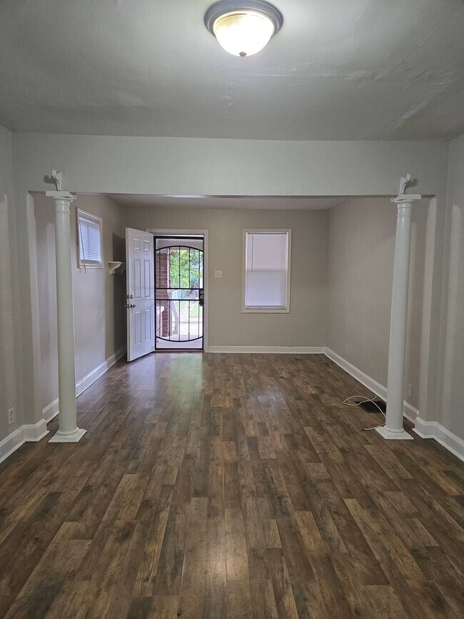 Building Photo - 417 N Beville Ave