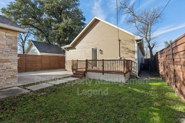 Building Photo - 1018 S Waverly Dr