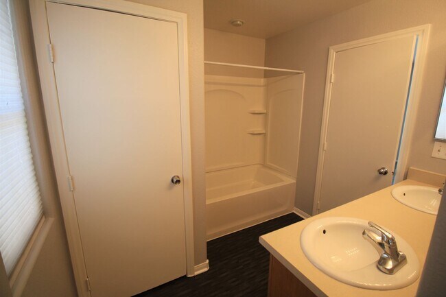 Building Photo - Fantastic 3bed/2.5 bath in Southwest ready for immediate move-in!