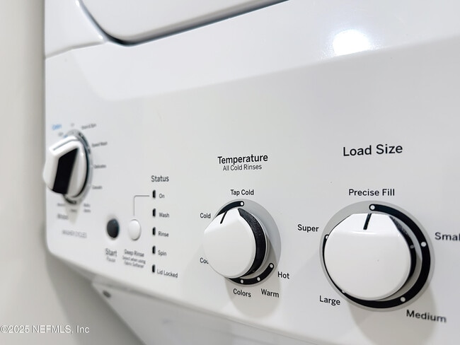 Building Photo - 912 St Johns Ave