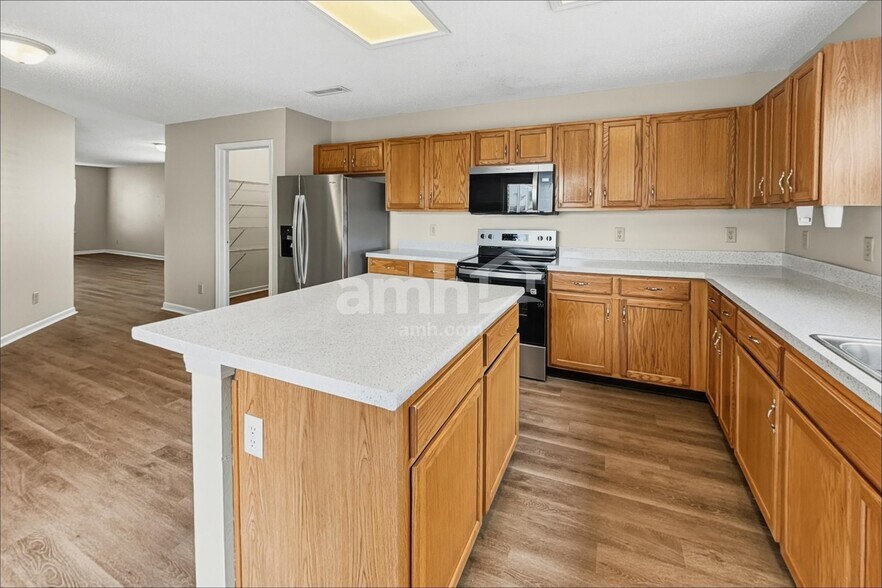 Building Photo - 2324 Shadowbrook Dr