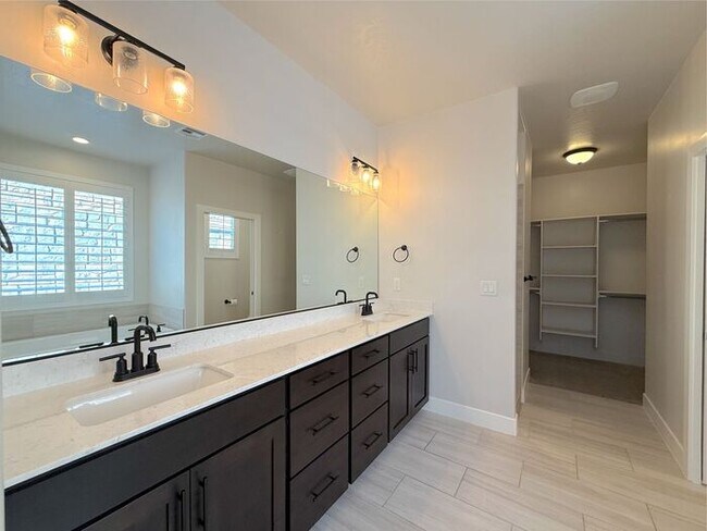 Building Photo - 3 bed, 2 bath home w/2 car garage