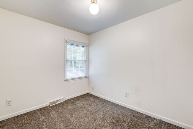 Building Photo - Private Home on Spacious Lot in Browns Sum...