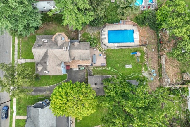 Building Photo - 139 W 4th Ave