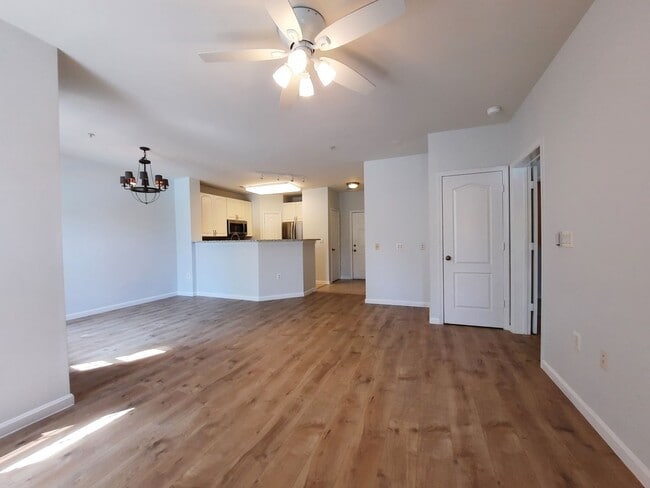 Building Photo - 1BR Condo in Upscale Highview. Enjoy Resor...