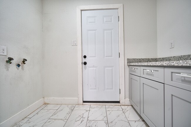 Building Photo - 5815 Hornwood Dr