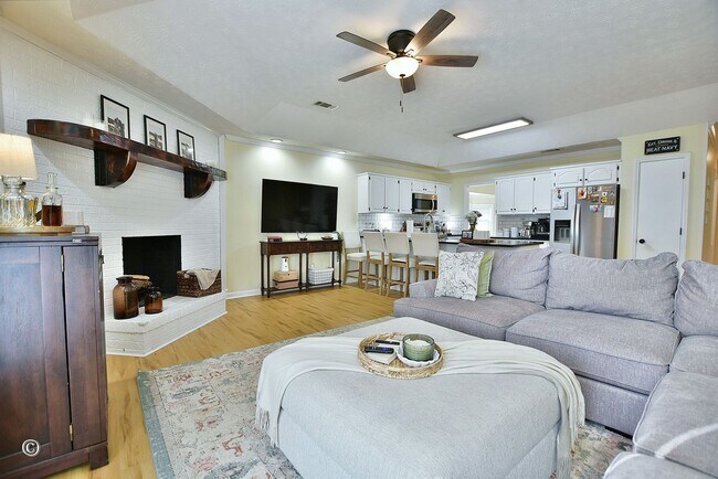 Building Photo - Move-in Ready 1-level in cul de sac with privacy fenced backyard