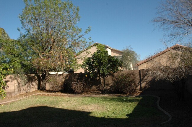 Building Photo - Spacious 3 bedroom, 2.5 bathroom