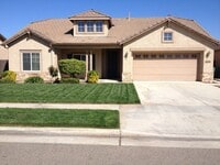 Building Photo - Nice 2 Bedroom home with an office in South East Visalia off of Caldwell and Pinkham