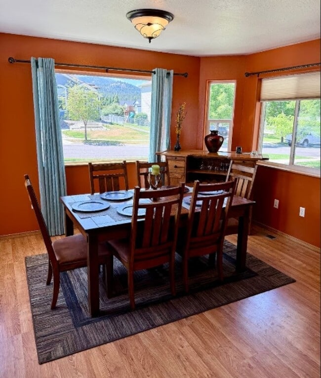 Building Photo - Fully Furnished and Supplied House in Lowe...