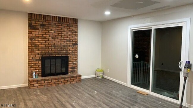 Building Photo - 4 Fern Ct