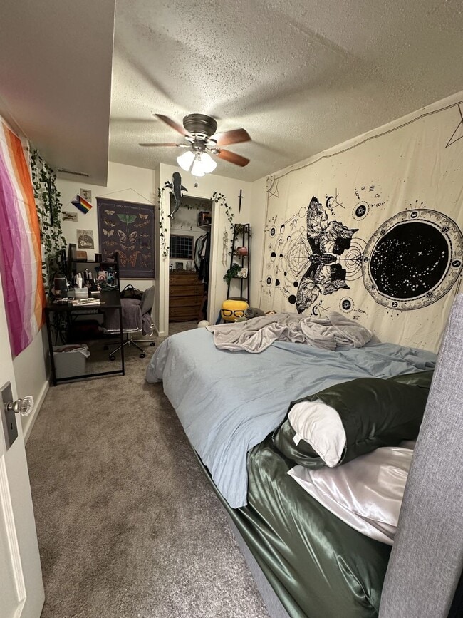 Building Photo - 3 Bed 1 Bath overlooking historic Grand Ave Available June 1st!