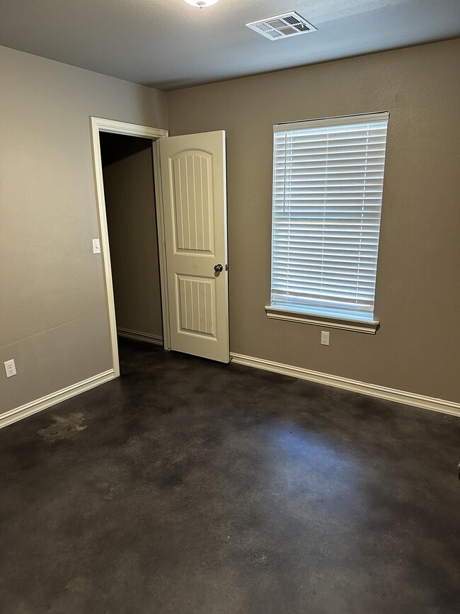 Building Photo - 4104 Maple Dr