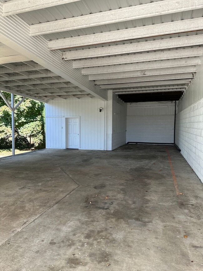 Building Photo - Roseburg 2 bedroom 2 bath home