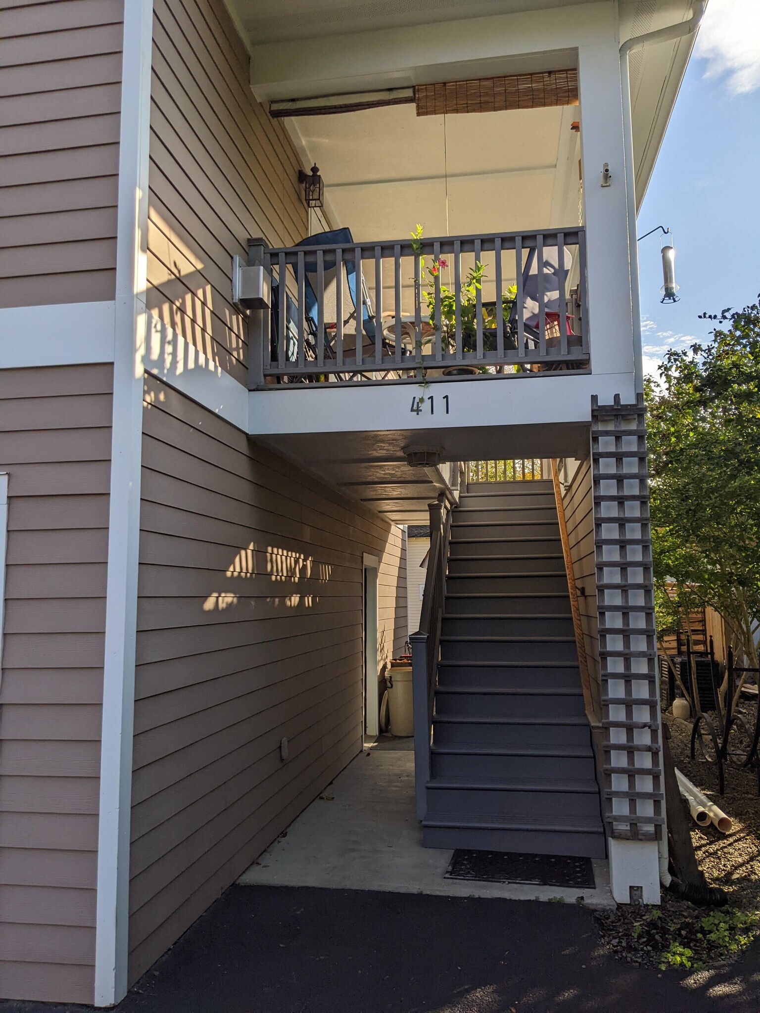 Stairway Entrance - 411 N Geneva St