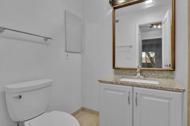 Building Photo - $1,825.00, 2-bed, 2-bath condo in Lakewood.