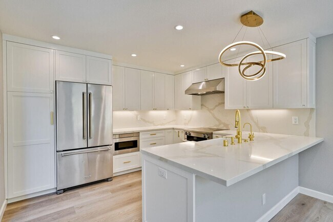 Building Photo - Beautiful and spacious 3 bedroom 2.5 bath ...