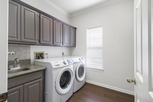 Building Photo - 14127 Swallowfield Dr