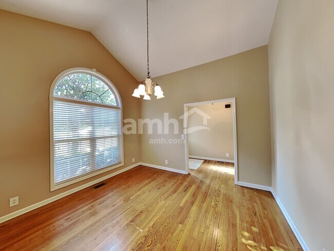 Building Photo - 2418 Taylor Close