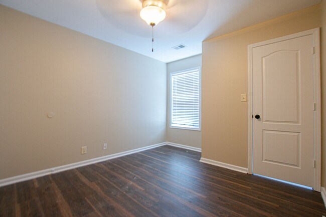 Building Photo - Pet Friendly Three Bedroom with Bonus!