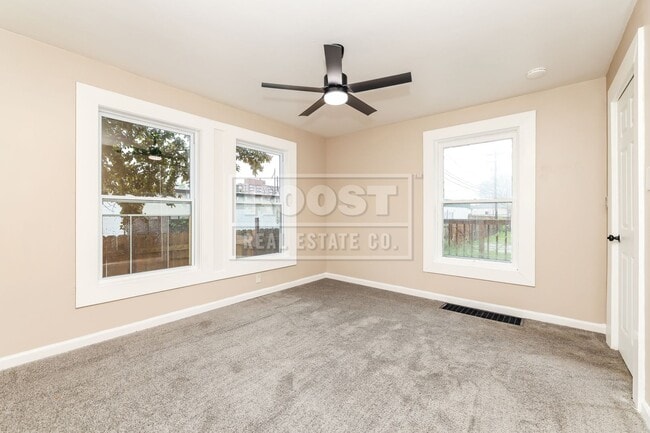 Building Photo - 3 Bedroom 1 Bathroom Single Family Home Available in Springfield!